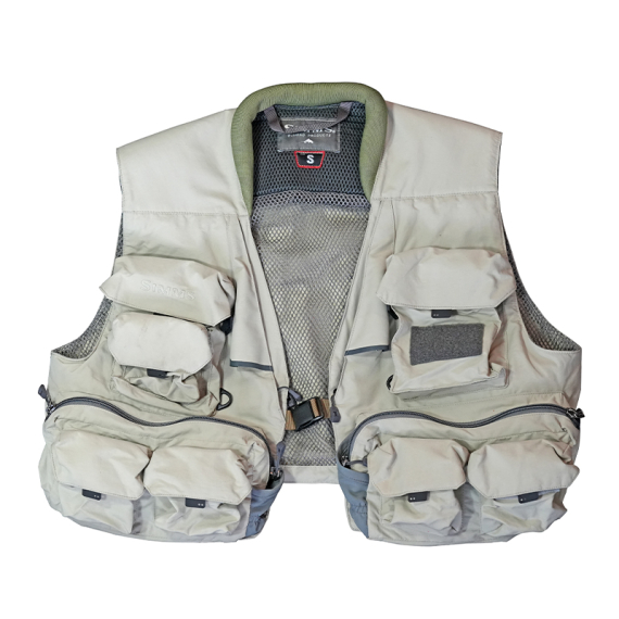 Simms Master Vest Khaki dans le groupe Nouveautés / Simms Nouveautés l\'adresse Sportfiskeprylar.se (14516-268-20r)