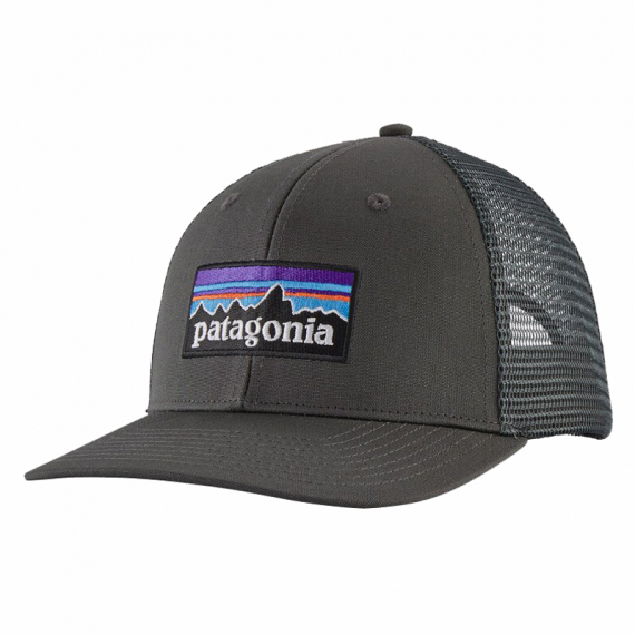 Patagonia P-6 Logo Trucker Hat Forge Grey dans le groupe Habits et chaussures / Casquettes et chapeaux / Casquettes / Casquettes trucker l\'adresse Sportfiskeprylar.se (38289-FGE-ALL)