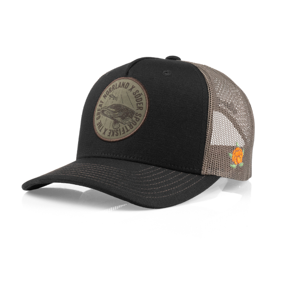 SQRTN x Söder Sportfiske Lurking Pike Trucker, Black dans le groupe Habits et chaussures / Chapeau de peche, casquette peche / Casquettes / Casquettes trucker l\'adresse Sportfiskeprylar.se (SQSS-004-OSFA)