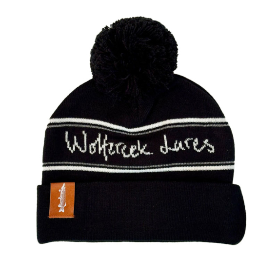 Wolfcreek Classic Logo Pom Pom Beanie - Black/White dans le groupe Habits et chaussures / Chapeau de peche, casquette peche / Bérets et chapeaux l\'adresse Sportfiskeprylar.se (WCL-05-POMPOM-01-BLK-WHT)